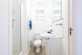 Modern 2BR Apartment with Water Views