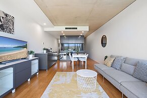 Chic 1-bed Apartment Near Canberra's Bustling CBD