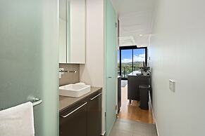 Chic 1-bed Apartment Near Canberra's Bustling CBD
