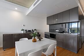 Chic 1-bed Apartment Near Canberra's Bustling CBD