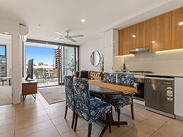 Stylish Apartment With Rooftop, BBQ & Spa Access
