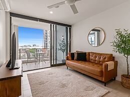 Stylish Apartment With Rooftop, BBQ & Spa Access