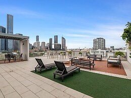 Stylish Apartment With Rooftop, BBQ & Spa Access