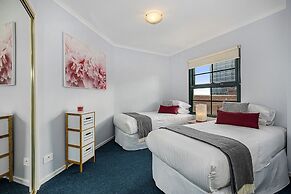 Family Unit With Balcony, Free Trams to CBD Sights