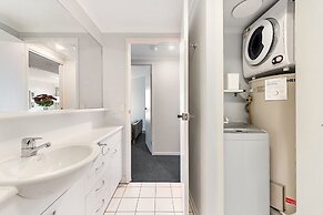 Family Unit With Balcony, Free Trams to CBD Sights