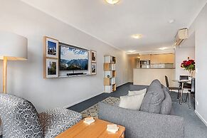 Family Unit With Balcony, Free Trams to CBD Sights