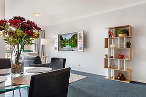 Family Unit With Balcony, Free Trams to CBD Sights