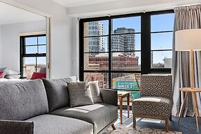 Family Unit With Balcony, Free Trams to CBD Sights
