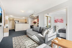 Family Unit With Balcony, Free Trams to CBD Sights
