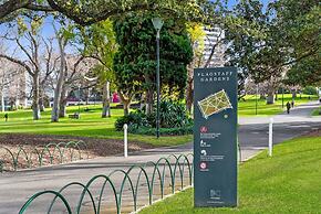 Family Unit With Balcony, Free Trams to CBD Sights