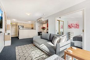 Family Unit With Balcony, Free Trams to CBD Sights