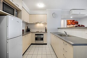 Family Unit With Balcony, Free Trams to CBD Sights