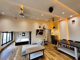 Lazy Moose Villa