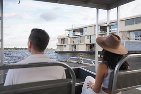 Zambezi Queen by Mantis
