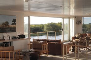 Zambezi Queen by Mantis