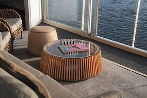 Zambezi Queen by Mantis