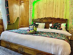 The Apollo 11 Heritage Luxury Houseboat