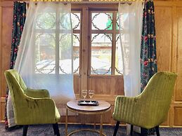 The Apollo 11 Heritage Luxury Houseboat