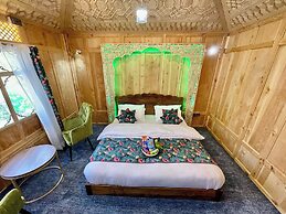 The Apollo 11 Heritage Luxury Houseboat