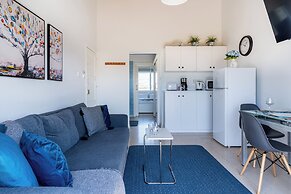 Lazuli 1-BR W Pool & Balcony in Larnaca