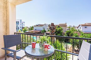 Lazuli 1-BR W Pool & Balcony in Larnaca