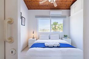 Lazuli 1-BR W Pool & Balcony in Larnaca