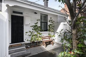 Stylish 2BR House, Walk to Parks & Cafes