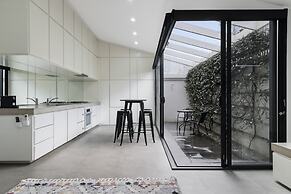 Stylish 2BR House, Walk to Parks & Cafes