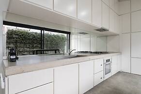 Stylish 2BR House, Walk to Parks & Cafes