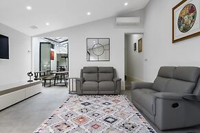 Stylish 2BR House, Walk to Parks & Cafes