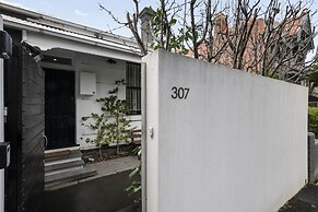 Stylish 2BR House, Walk to Parks & Cafes