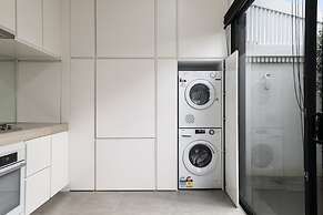 Stylish 2BR House, Walk to Parks & Cafes