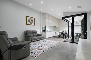Stylish 2BR House, Walk to Parks & Cafes