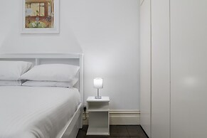 Stylish 2BR House, Walk to Parks & Cafes