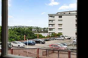 Stylish Riverside 2-bedroom Apartment in Teneriffe