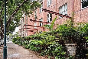 Stylish Riverside 2-bedroom Apartment in Teneriffe