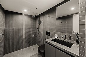 Stylish Riverside 2-bedroom Apartment in Teneriffe