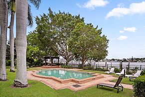 Stylish Riverside 2-bedroom Apartment in Teneriffe
