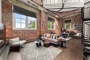 Stylish Riverside 2-bedroom Apartment in Teneriffe