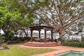 Stylish Riverside 2-bedroom Apartment in Teneriffe