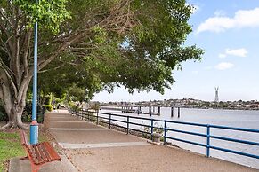 Stylish Riverside 2-bedroom Apartment in Teneriffe