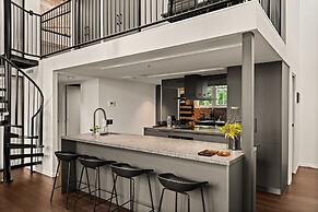Stylish Riverside 2-bedroom Apartment in Teneriffe