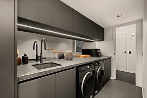 Stylish Riverside 2-bedroom Apartment in Teneriffe