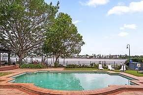 Stylish Riverside 2-bedroom Apartment in Teneriffe