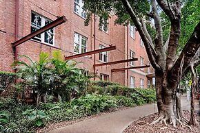Stylish Riverside 2-bedroom Apartment in Teneriffe