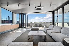Modern Studio in Fremantle With Stunning Rooftop