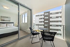 Chic West End Stay With Gym & Pool Access