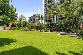 Chic West End Stay With Gym & Pool Access