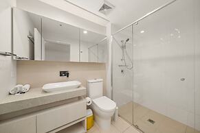 Chic West End Stay With Gym & Pool Access