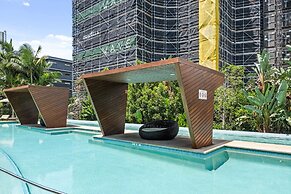 Chic West End Stay With Gym & Pool Access